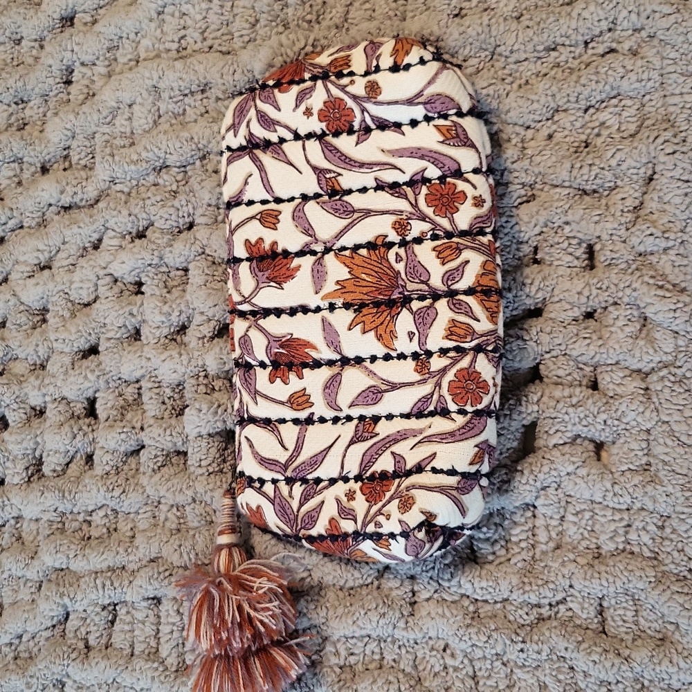 Universal thread makeup bag